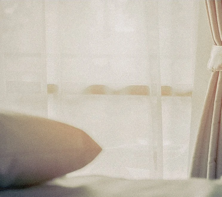 カーテン越しのやわらかな光と枕