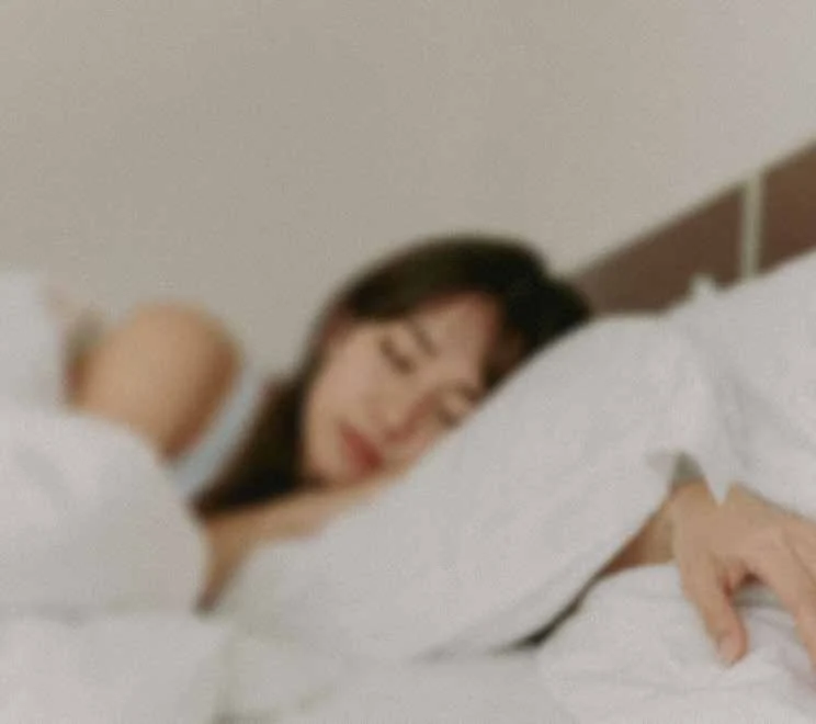 ベッドで休む女性